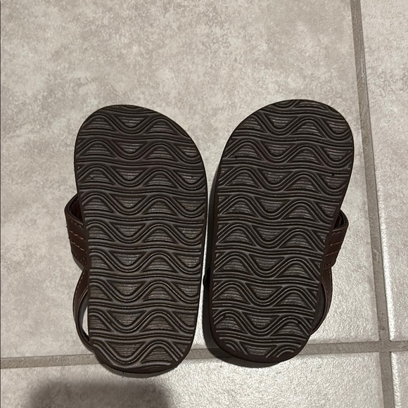 NWT Brown Kids Sandals - Picture 2 of 2